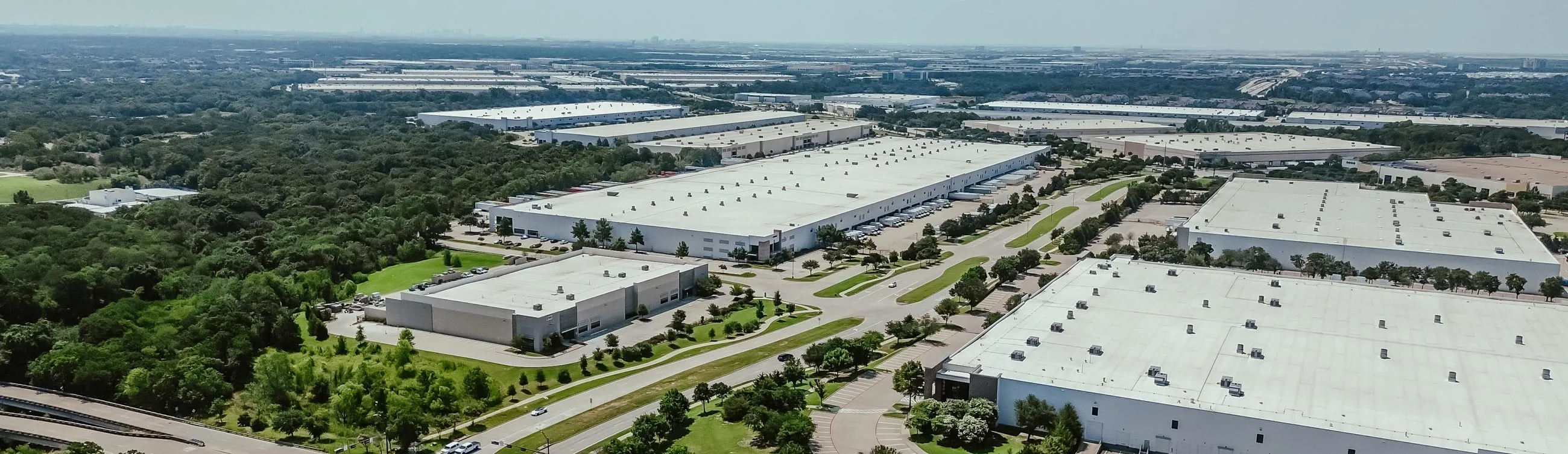 Vier Industriegebäude bzw. Lagerhallen aus der Luftperspektive