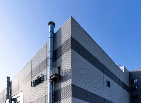 Industriegebäude mit Gebäudetechnik von aussen