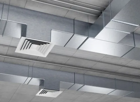 Grosse Alu Lüftungsschächte an der Decke