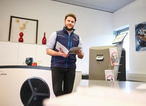 Bild von Hannes Rütschlin bei den Wärmepumpen in Grenzach