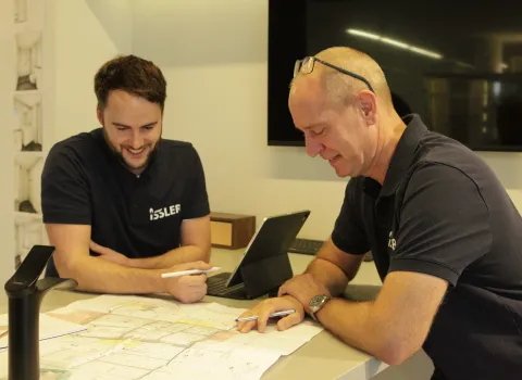 Planung der Wohnraumsanierung mit der Geschäftsleitung von Issler