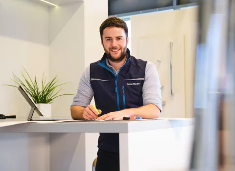 Portrait von Hannes Rütschlin - Ansprechpartner für Wohnraumsanierung