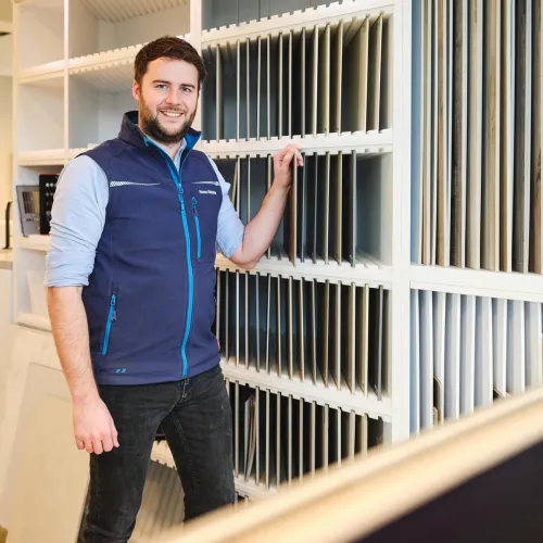 Hannes Rütschlin bei den Keramikplatten