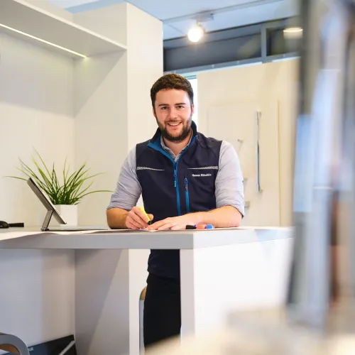 Portrait von Hannes Rütschlin - Ansprechpartner für Wohnraumsanierung