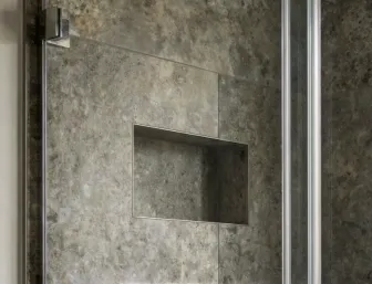 Hochwertiger Duschbereich mit strukturierter Fliesenwand, Chromarmatur und klarer Linienführung im Design.