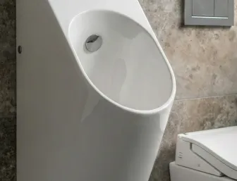 Eleganter Sanitärbereich mit weißem Urinal, glatter Oberfläche, Spülplatte und Natursteinoptik an der Wand.