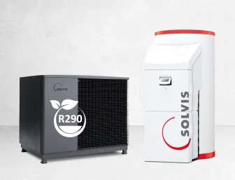Wärmepumpe SolvisLea Pro mit R290 Symbol und Heizkessel SolvisMax schräg stehend vor neutralem Hintergrund. 