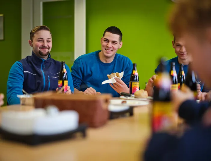 Azubis beim Essen