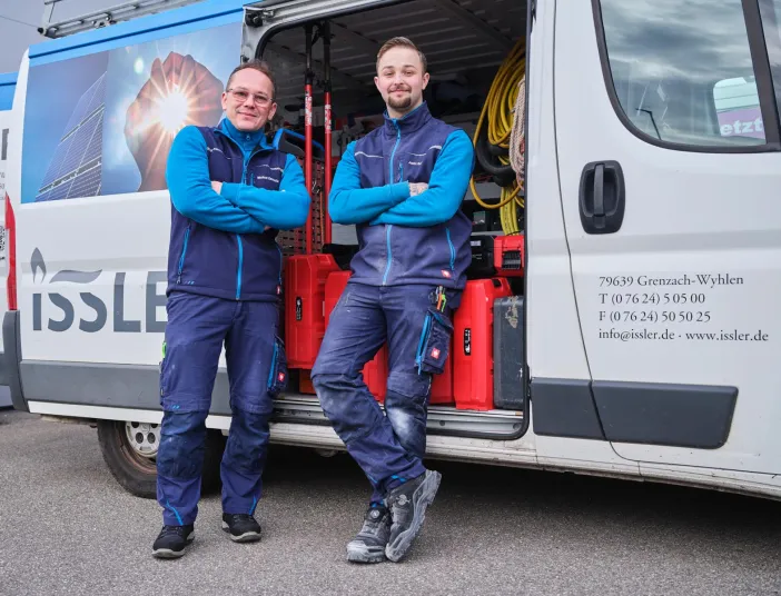 Team Issler vor dem Firmenauto
